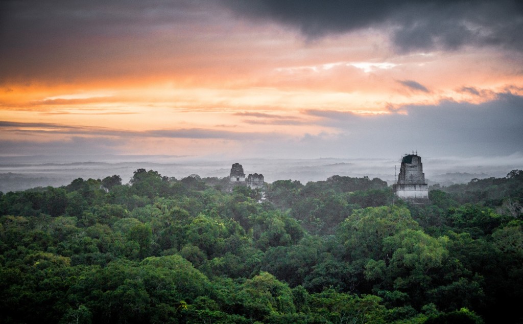 Soloppgang over jungelen og Tikal (maya-ruiner) nord i Guatemala.
