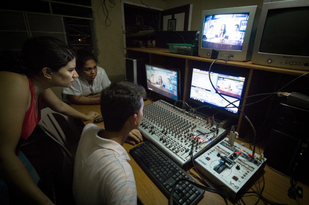 Første dag på jobb i Ultra-TV, lokal TV-kanal i Retalhuleu. De siste tre ukene av Guatemala-oppholdet vårt har vi flytta hit med ny jobb og ny vertsfamilie. Her er det varmt om helt annerledes enn i Patzún. Ultra-TV sender stort sett filmer (som de overhode ikke har rettigheter til å sende). Man-fre på kveldstid har de et par timer med live-sendinger, i kveld er det nyheter og intervjuer. De to som blir intervjua i studio har tatt med seg et titalls bilder som skal vises mens de snakker, problemet er bare at bildene ikke er strukturert og tilsynelatende ikke har noen sammenheng med det de snakker om. Så da gjelder det å improvisere litt.