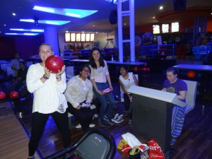 Fornøyde jenter på bowling