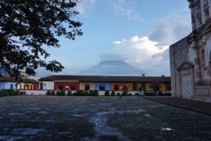 En av vulkanene rundt Antigua, og se på de fine fargene på husene! Elsker denne byen