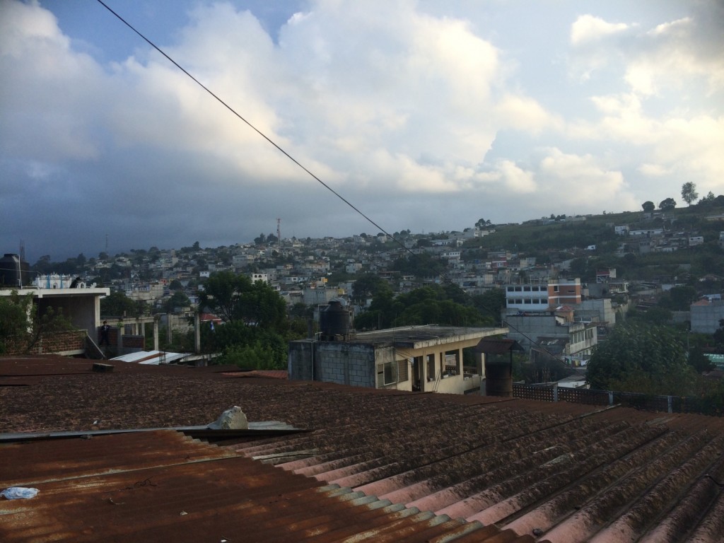 Utsikten fra Academia de Artes. Jeg bor rett ved den høye antennen, som man så vidt ser. 